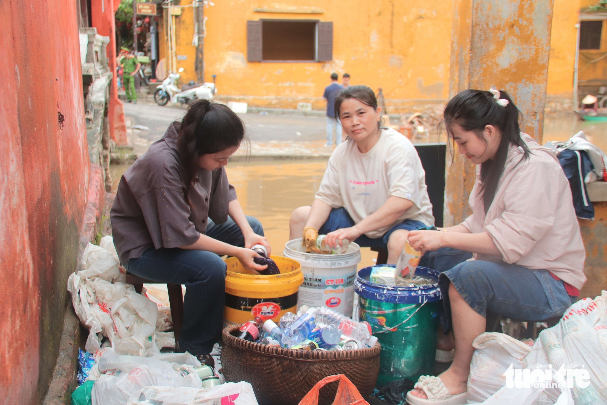 会安古城商家在历史性洪水后遭受严重损失